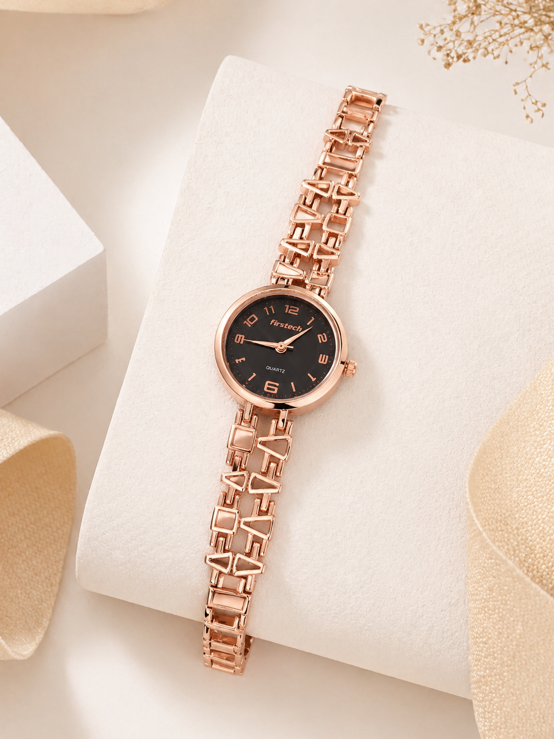 Elegant Rose Gold Women’s Bracelet Watch – Black Dial Luxury Quartz Wristwatch